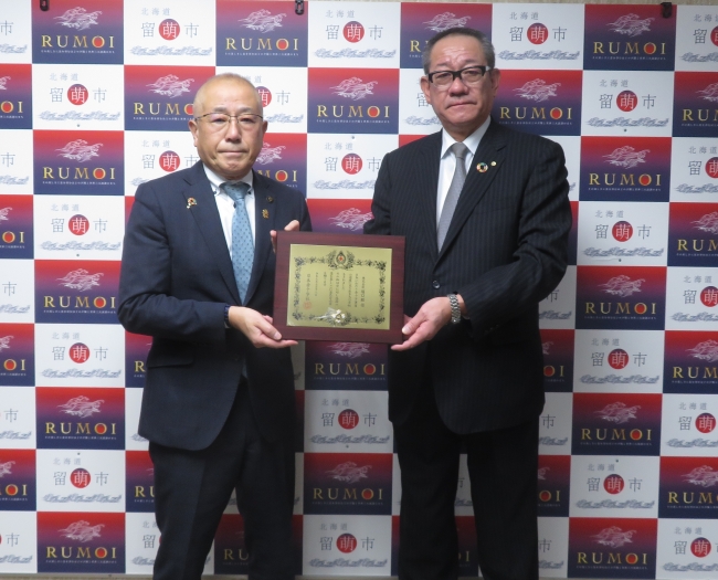 中西市長と株式会社堀口組副社長林様の写真