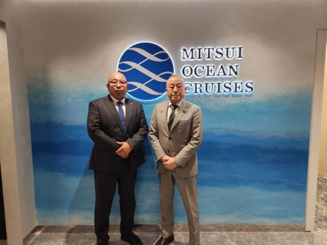 商船三井クルーズ株式会社中嶋執行役員と中西市長が並ぶ写真