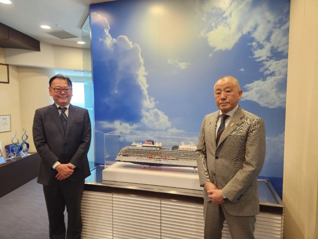 郵船クルーズ株式会社村山執行役員と中西市長が並ぶ写真